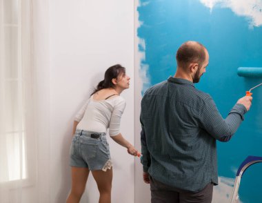 Eş renk kalitesini kontrol ediyor