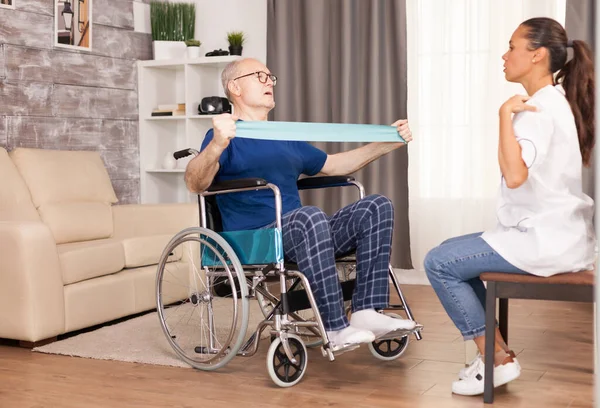 老年残疾患者正在锻炼 — 图库照片