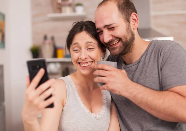 这对情侣看着手机很开心 — 图库照片
