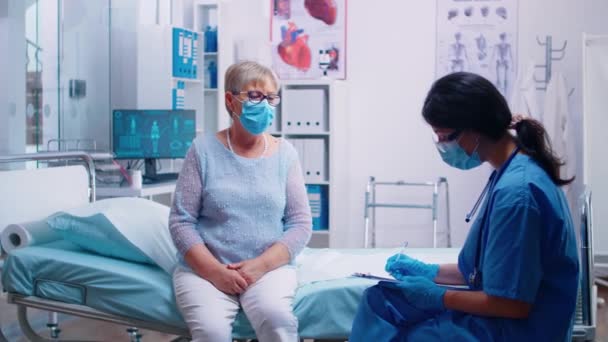 Krankenschwester im Gespräch mit alter Seniorin — Stockvideo