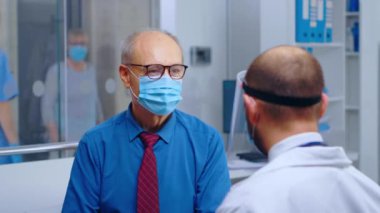 Doktor ve hasta tartışıyorlar.