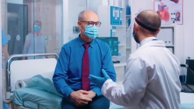 Doktor takip edilecek adımları açıklıyor.