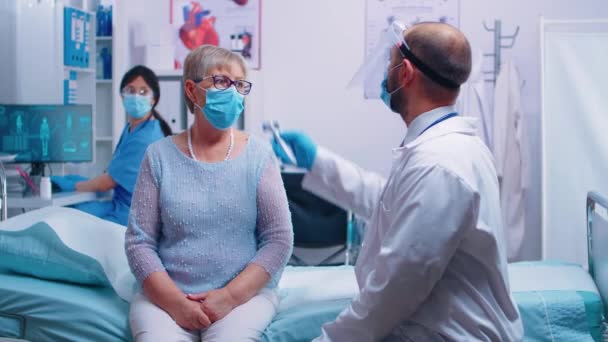 Νοσοκόμα που σημειώνει τις πληροφορίες — Αρχείο Βίντεο
