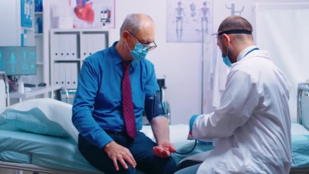 노인에게 혈압을 검사하는 일 — 비디오