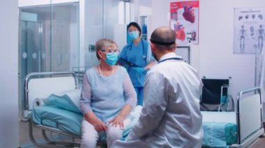 Röntgen sonucu yaşlı kadına gösteriliyor