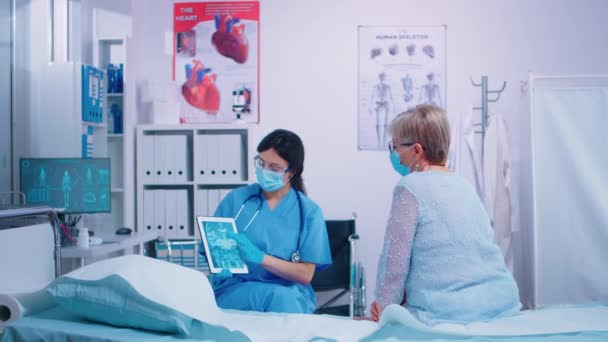 Nurse talking with senior woman — Stock Video