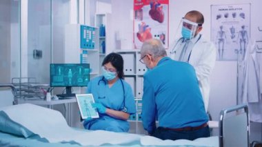 Osteoporoz hastası tıbbi konsültasyon alıyor.