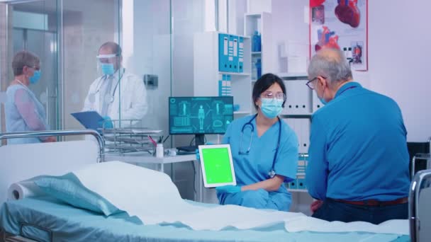 환자에게 녹색 화면 태블릿을 보여 주는 모습 — 비디오