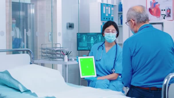 Paziente guardando tablet digitale schermo verde — Video Stock