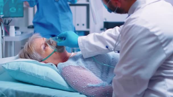 シニア女性の酸素マスクの調整 — ストック動画