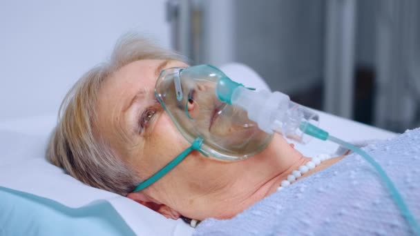 Mulher sênior respirando lentamente com máscara de oxigênio — Vídeo de Stock