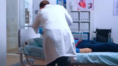 Kıdemli adam oksijen maskesi takıyor.