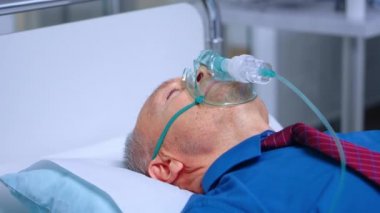 Solunum maskeli hasta yaşlı adam.