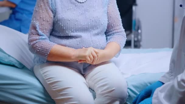 Comfortin een gestresste oude vrouw — Stockvideo