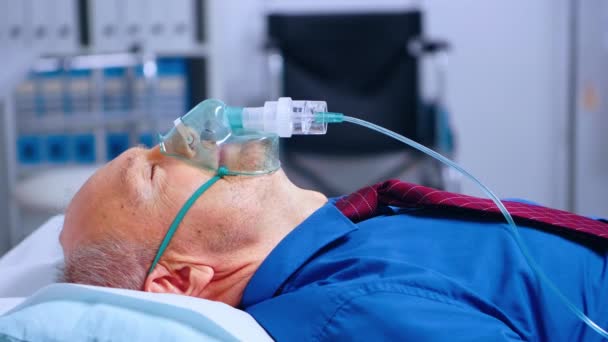 Az oxigénmaszkot viselő idős férfi beteg portréja — Stock videók