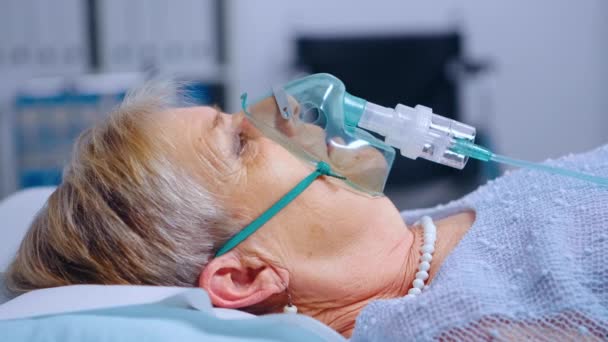 Retrato de mulher aposentada respirando com dificuldades em máscara de oxigênio — Vídeo de Stock