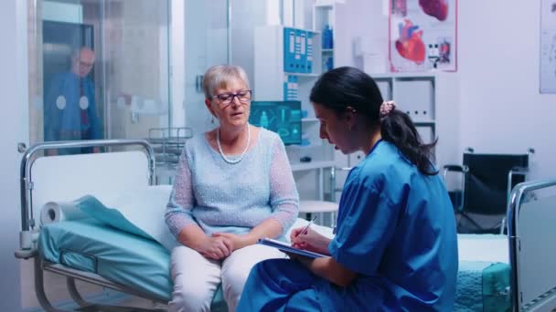 Fragen der Krankenschwester beantworten — Stockvideo