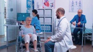 Doktor yaşlı kadınların tıbbi sorunlarını göstermek için AR kullanıyor.