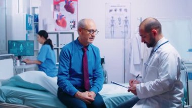 Yaşlı emekli adam doktor anketine cevap veriyor.