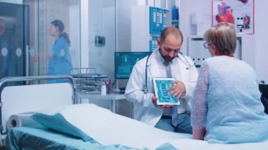 Doktor dijital tablette X Ray taraması sunuyor