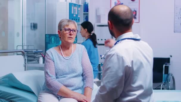 Медсестра принесла результаты рентгенографии — стоковое видео