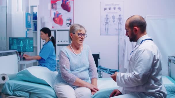 Radiologi kontor specialist tittar på röntgen — Stockvideo