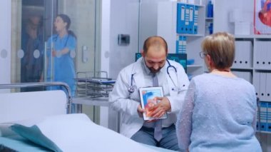 Doktor kalp damarı hastalığını açıklıyor.
