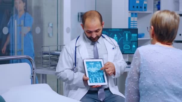 Практикующий врач показывает рентгенологическое сканирование — стоковое видео