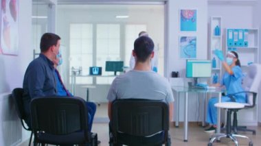 Yüzü maskeli doktor, Coperid 19 'a karşı.