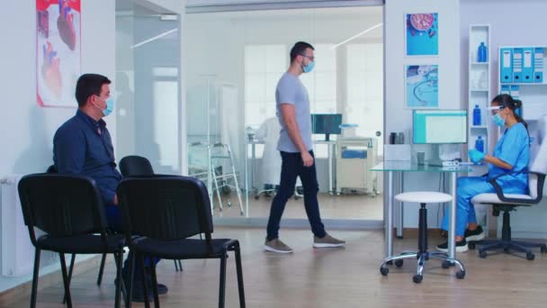 Infirmière en salle d'attente