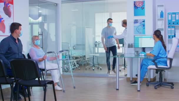 Femme âgée invalide avec cadre de marche