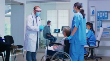 COVID salgını sırasında engelli yaşlı kadınla konuşmak