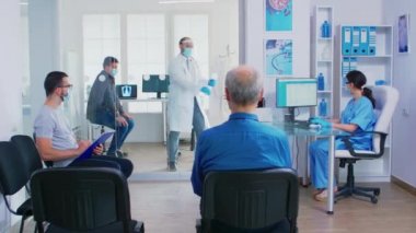 Doktor hastaya radyografi veriyor.