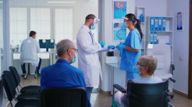 Doktor hasta teşhisini açıklıyor.