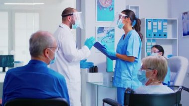 Doktor hasta tedavisi hakkında talimat veriyor.