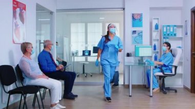 Özel hastane bekleme alanıyla meşgul