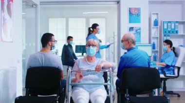 Yürüyen çerçeveli engelli yaşlı kadın