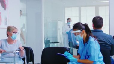 Doktor yaşlı adamın ciğerlerini kontrol ediyor.