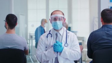 Yüz maskesi ve güneşliği olan yorgun bir doktorun portresi