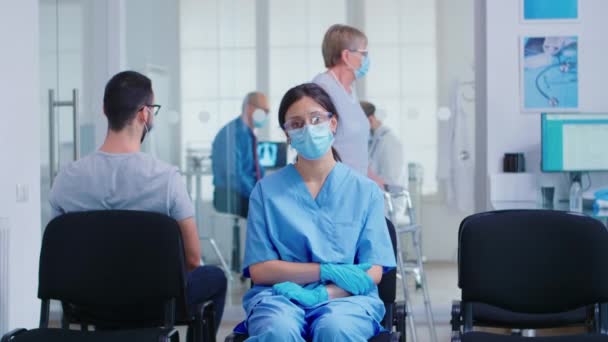 Starostlivá zdravotní sestra s obličejovou maskou proti koronaviru — Stock video