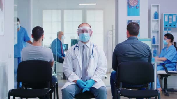 Доктор с козырьком против коронавируса — стоковое видео