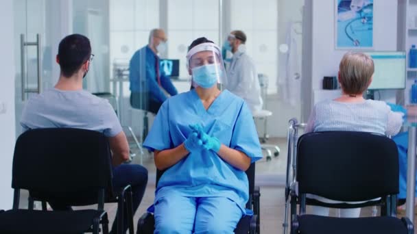 Enfermeira médica com máscara facial — Vídeo de Stock