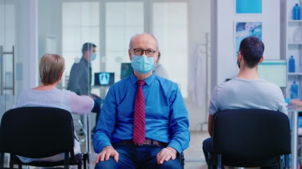 Portret van een oudere man met gezichtsmasker — Stockvideo