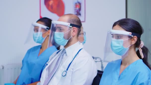 Orvosi személyzet arcmaszkkal a kórházi váróteremben — Stock videók