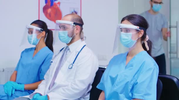 Squadra stanca di personale medico durante la pandemia di COVID — Video Stock