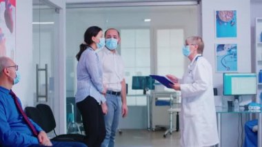 Kötü haber duyan hayal kırıklığına uğramış genç çift.