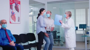 Heyecanlı genç çift doktordan iyi şeyler alıyor.