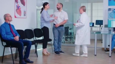 Hastanenin bekleme salonundaki doktordan kötü haber var.