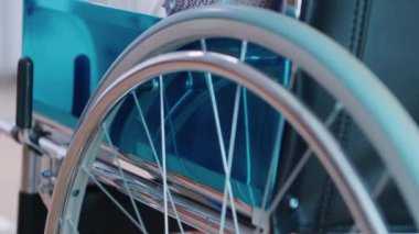 Tekerlekli sandalyeye yaklaş.