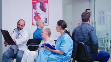 Sağlık personeli engelli yaşlı kadınla teşhisi tartışıyor